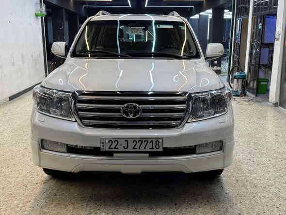 السلام عليكم ورحمة الله وبركاته 
لاندكروز 
VXR-5.7 ستينية 
السيارة موديل 2011 
ماشية 108 
فول مواصفات 1/1 
وكالة السيارة اخت الزيرو 
الجاملغ الامامي الايسر بي شوية بارد 
الدعامية الخلفية جهه اليمنة بيهه صبغ 
الهلال الخلفي بي صبغ وملاون ويا الباب الخلفي تحت اليدة شي بسيط جدا 
غير هذا الكلام السيارة على وضع الشركة وحتى صيانتها بالشركة 
داخل وخارج السيارة جديدة مو نضيفة وانما جديدة وممكن اجدد لاندكروز في بغداد 
رقم شمالي بسمي سيارة على ايدنة من الوكالة 
العنوان بغداد المنصور 
*********** 
السعر ٤ شدات  و١٠ اوراق 
السعر 410$ 
ورجاءا اللي ميعجبة السعر لايعلق 
لان السيارة جديدة بمعنى الكلمة والها جنايتها
