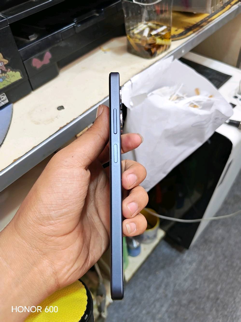 السلام عليكم
تلفون 
OPPO A5X
 ذاكره 128
التلفون اي خلل مابي صار 18يوم من اخذته وبي ضمان للشاشه والكارت عندي وكل ملحقاته موجوده رايده ب200
رقمي/***********