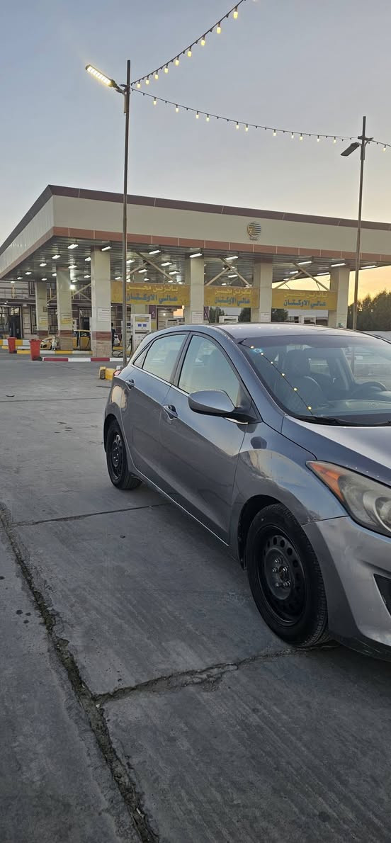 السلام عليكم 
النترا جي تي ٢٠١٦ 
بيها صبغ بنيد وجهة بصف السايق بدون دواخل 
محرك ٢٠٠٠ gdi 
كير at محرك نشط تدفئة تبريد 
ماشية ١٨٠ ميل 
السيارة مداريها من كل النواحي وخير من الله 
السعر 92$ وبيها مجال 
مكانها بغداد 
***********
