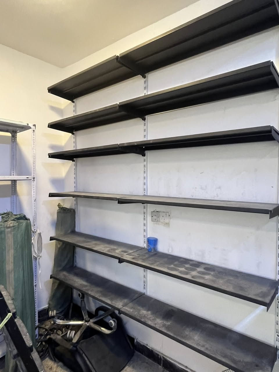 السلام عليكم رفوف تعليك للبيع جدد أنصاف حيل مفصلهن تفصال سعر متر 35 عدد 13متر  الي يحب يستفسر *********** واتساب
