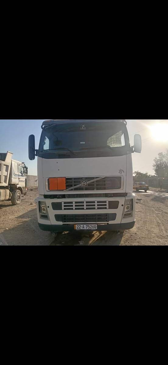 رافعة حاويات فالفو موديل ٢٠٠١ رقم اربيل نكليزي سيارة جاهز كير مكينة مجموعة حدادية *********** مكانهة بغداد المعامل العماري
