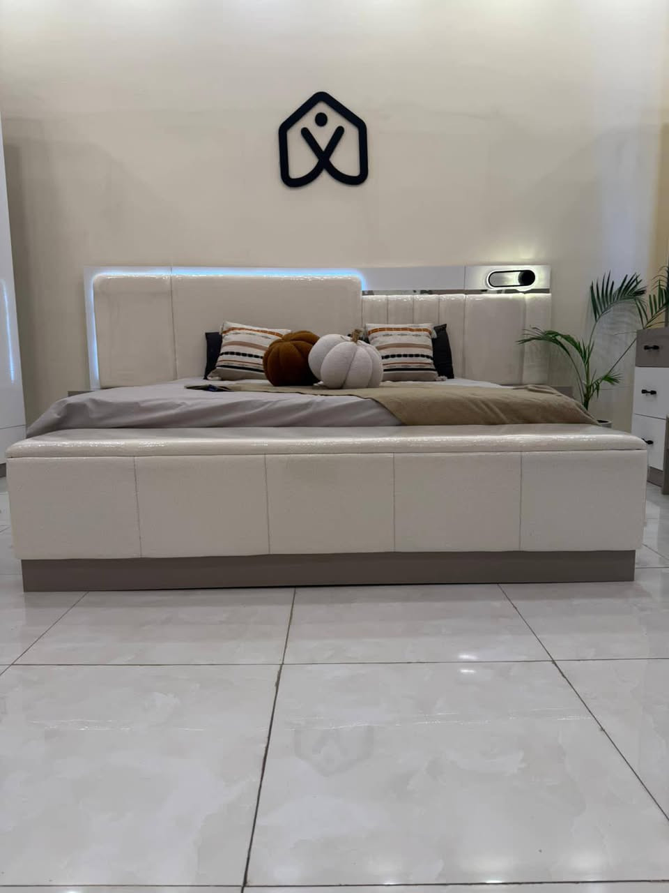 أسعار مناسبة + بالتقسيط + التوصيل مجاني موديلات حديثة جداً 
من معرض عبدالله الشاهين للاثاث التركي 
توفرت الموديلات المودرن 

•غرفة تركية 10 قطع *

 ✅• الغرفه بالكامل صبغ حراري *✅
•قياس الكنتور ٣٢٠* مع الملحق
•أناره بالسرير *
•انارة بالكنتور+مجرات*
 • أناره بالميز تواليت *
•جميع السكك والأبواب هايدروليك شفط*
•ميز تواليت عرض١٣٠'ارتفاع ١٨٠*
•سرير مخزن+شازلون مخزن*
•قياسات الغرفه كلها عملاقة*

كل هذا واكثر بعد اتصل 
او ارسل رسالة على الرقم

***********
