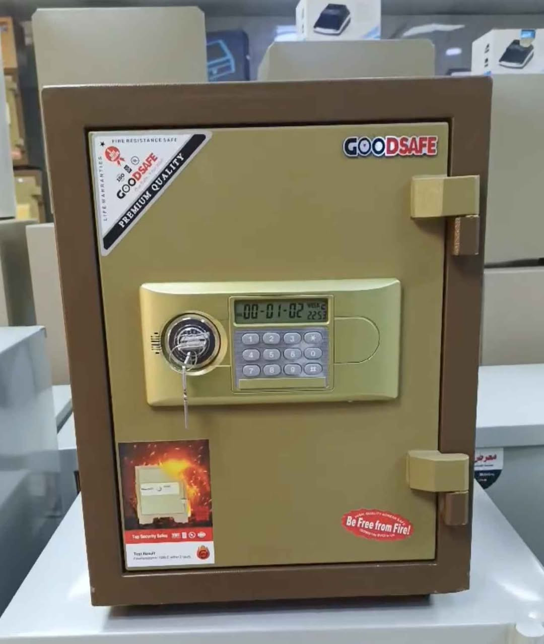 السلام عليكم قاصة وزن 65 كيلو مصفحة بالكامل ضد الغرق والحريق نضام الرمز ومفتاح الطوارئ وبيهة انذار في محاوله السرقة للاستفسار الاتصال على الرقم *********** عمارة, ميسان
