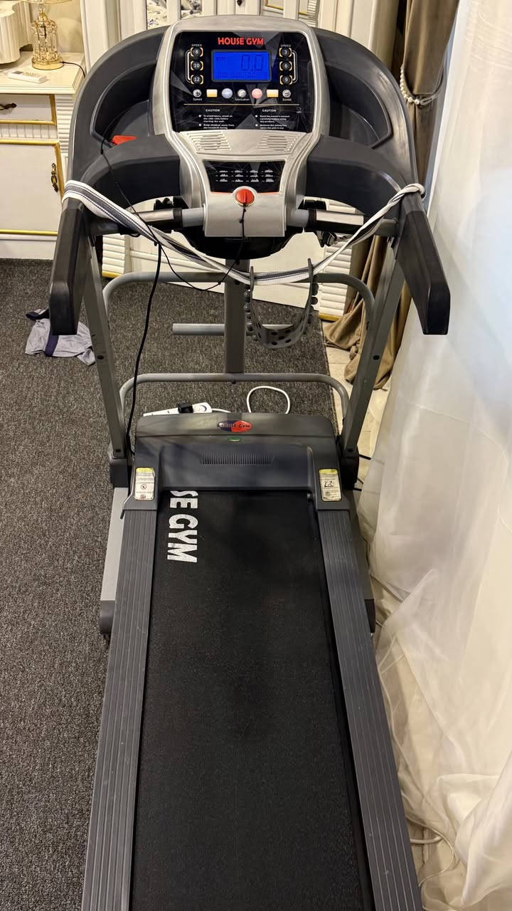 للبيع جهاز جري كهربائي ماركة HOUSE GYM (موديل T900) بحالة ممتازة ونظافة تامة، الجهاز مواصفاته عالية ويتحمل أوزان ثقيلة.
🛠 المواصفات التقنية:
• قوة الماطور: 4 حصان (4.0HP) (قوي جداً وهادئ).
• تحمل الوزن: يتحمل لغاية 140 كغم.
• السرعة: تصل إلى 14 كم/ساعة.
• المميزات: جهاز مساج (هزاز) مدمج + شاشة رقمية لقياس السرعة والسعرات والمسافة + قابل للطي.
💰 السعر:
250 ألف دينار عراقي


**إذا كنت صاحب هذا الإعلان وتريد حذفه لأي سبب، رجاءا أرسل رسالة إلى الدعم الفني**