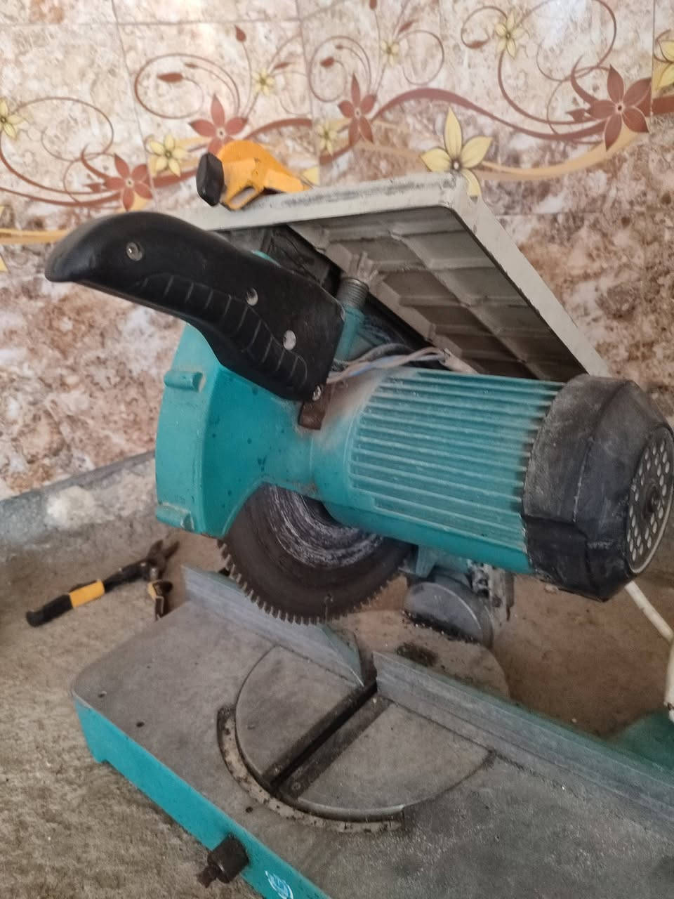 كتر يلمز نظيف جدا ويه تيقه جديده...وبسعر مناسب ***********
