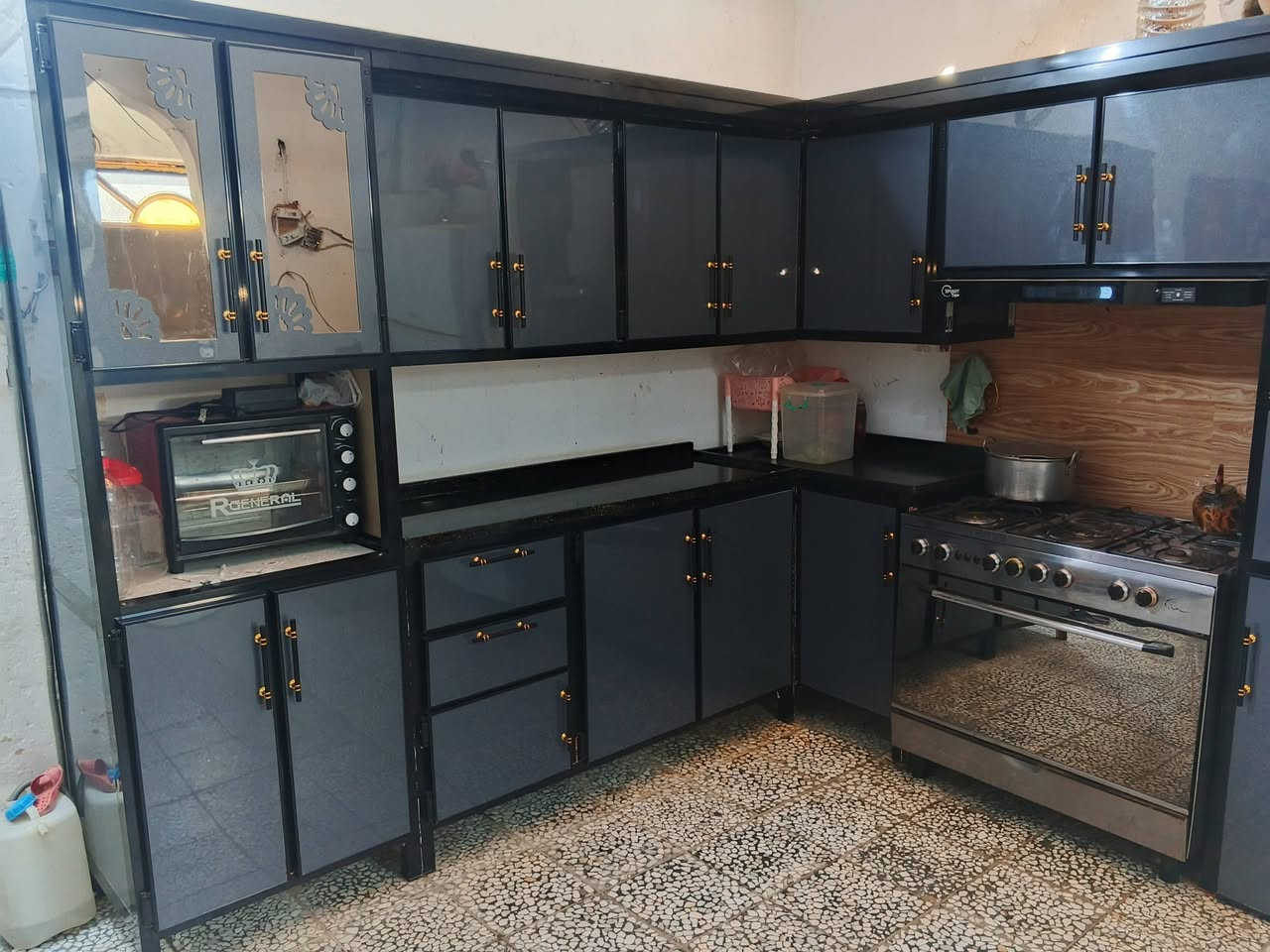 مطبخ تفصال مبطن كله مرمر قياسه 5 امتار  عدد8 قطع مع المرشحه ناطقه جديد صار اقل من اربع اشهر مفصله السعر مليون ونص عنوان الزبير 
***********
*********** وتساب
