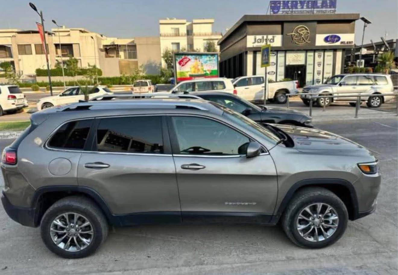 کوردی و عەرەبی:

### 🚙 **بۆ فرۆشتن: جێپ چێرۆکی مۆدێل 2021**
**بزوێنەر:** 3.2 لیتر | **6 پستۆن (V6)**
🌟 **تایبەتمەندییەکان (مواسەفات):**
 * **کارپێکردن:** پەنجەمۆر (بەسمە) + شەغال (کارپێکردن لە دوورەوە).
 * **کوشنەکان:** جڵد، کۆنترۆڵی کارەبایی + هیتەر.
 * **لێخوڕین:** سوکان هیتەر + شاشە گەورە.
 * **سیستەمی لێخوڕین:** دەبڵ ئەکسل (4x4) مۆدی (بەفر، قوڕ، سپۆرت).
 * **ڕووناکی:** لایت زینۆن.
 * **سەلامەتی:**
   * ڕاداری ئاوێنە (خاڵی کوێر).
   * ڕاداری هێڵی جادە.
   * سیستەمی ئۆتۆ ستۆپ.
   * برێک بەسمە.
 * **فێنککەرەوە:** تەبرید مەرکەزی.
🛠️ **باری ئۆتۆمبێلەکە:**
 * **بۆیاخ:** تەنها دوو دەرگا و چامڵغێک بۆیاخە.
 * **گێڕ و مەکینە:** بە شەرتن، هیچ کێشەیەکی تێدا نییە و ماڵی دۆستە.
 * **تابلۆ:** ڕەقەم هەولێرە.
💰 **نرخ و پەیوەندیکردن:**
 * **نرخ:** 155 وەرەقە (15,500 دۆلار) - **مەجالی تێدایە بۆ کڕیار**.
 * **ژمارەی مۆبایل:** *************** 📞
====================================
### 🚙 **للبيع: جيب شيروكي موديل 2021** (بالعربي)
**المحرك:** 3.2 لتر | **6 سلندر (V6)**
🌟 **المواصفات:**
 * **التشغيل:** بصمة تشغيل + تشغيل عن بُعد (شغال).
 * **المقاعد:** كشنات جلد، تحكم كهربائي مع نظام تدفئة (هيتر).
 * **القيادة:** تدفئة ستيرن + شاشة كبيرة.
 * **نظام الدفع:** دبل أكسل (4x4) مع أنظمة قيادة متعددة (ثلج، طين، وسبورت).
 * **الإضاءة:** لايتات أمامية زينون.
 * **الأمان والمساعدة:**
   * رادار بالمرايا الجانبية (نقطة عمياء).
   * رادار تحديد المسار.
   * نظام التوقف التلقائي (أوتو ستوب).
   * بريك بصمة (إلكتروني).
 * **التكييف:** تبريد مركزي ثلج.
🛠️ **حالة السيارة:**
 * **الصبغ (الضرر):** بيها صبغ بابين وجاملغ فقط.
 * **الكير والمحرك:** مكفولات (بشرط الفحص).
 * **الرقم:** رقم أربيل.
 * **ملاحظة:** السيارة جاهزة وما بيها أي نقص أو مشكلة، دكة سلف.
💰 **السعر والتواصل:**
 * **السعر:** 155 ورقة (15,500 دولار) - **وبيها مجال للشراي**.
 * **رقم الهاتف:** *************** 📞 أربيل, العراق
