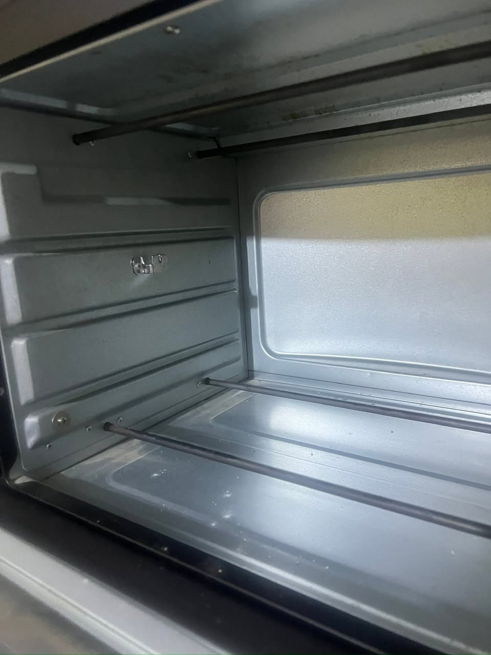 فرن نظيف حجم وسط بدون صياني الفرن مال باله شغال بدون اي مشكله تحكمات كامله شاشه الالكترونيه مكان لشواية الدجاج وبيه فان ومروحه هم 
سعر ٤٠الف توصيل موجود


**إذا كنت صاحب هذا الإعلان وتريد حذفه لأي سبب، رجاءا أرسل رسالة إلى الدعم الفني**