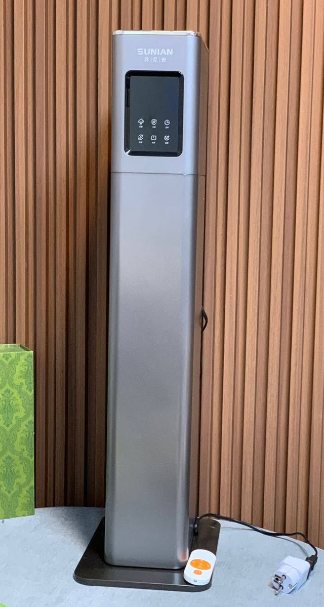 جهاز المرطب العمودي من SUNIAN (الموديل البرجي):
​1. الأداء والوظائف
​نوع الجهاز: مرطب هواء بالموجات فوق الصوتية (Ultrasonic Humidifier).
​نظام التعبئة: تعبئة علوية (Top Fill) سهلة دون الحاجة لفك الخزان.
​سعة الخزان: كبيرة (غالباً بين 8 إلى 13 لتر)، تكفي للعمل المستمر لمدة 24-48 ساعة.
​ميزة التعقيم: مزود بتقنية الأشعة فوق البنفسجية (UV) لتعقيم الماء وقتل البكتيريا قبل تحويله لرذاذ.
​2. التحكم الذكي
​شاشة LED: تعرض درجة الحرارة ونسبة الرطوبة الحالية في الغرفة.
​الرطوبة الذكية: حساس يقوم بتشغيل وفصل الجهاز تلقائياً للحفاظ على نسبة رطوبة محددة (مثالي للطيور والسبلت).
​المؤقت (Timer): ضبط وقت التشغيل (من 1 إلى 12 ساعة).
​وضع النوم: تشغيل هادئ جداً مع إطفاء إضاءة الشاشة.
​جهاز تحكم: ريموت كنترول للتحكم عن بُعد.
​3. المواصفات الفيزيائية
​التصميم: عمودي (برجي) لتوفير المساحة وتوزيع البخار لمسافات أعلى وأوسع.
ارتفاع 81c 
​الكهرباء: يعمل بجهد 220V (مناسب للعراق)، مع استهلاك طاقة منخفض جداً (اقتصادي).
​الأمان: خاصية الإيقاف التلقائي عند نفاذ الماء من الخزان.
​4. الفائدة الرئيسية (في بيئة العراق)
​مع السبلت: يعوض الجفاف الشديد الذي يسببه التبريد.
​للتربية: يحمي ريش الطيور ويمنع جفاف قشرة البيض في الفقاسات/المحامير.
​للصحة: يقلل من جفاف الحلق والأنف والحساسية الموسمية.

اليخدمه يخلي سعر


**إذا كنت صاحب هذا الإعلان وتريد حذفه لأي سبب، رجاءا أرسل رسالة إلى الدعم الفني**