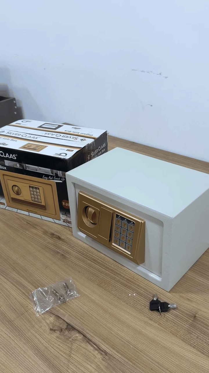 قاصة وسط من سلفر
🔷هيكل خارجي من المعدن عالي الجودة
🔷يمكن وضع رمز حماية مكون من 1-8 أرقام
🔷بطانة من السجاد في الجزء السفلي الداخلي لحماية مجوهراتك وساعتك الثمينة وبطاقتك وأموالك من أي تلف أو ضرر
🔷أبعاد المنتج: الارتفاع. 20 العرض30  سم
توصيل  لجميع المحافظات🇮🇶
للحجز راسلونا📱 بغداد, العراق


**إذا كنت صاحب هذا الإعلان وتريد حذفه لأي سبب، رجاءا أرسل رسالة إلى الدعم الفني**