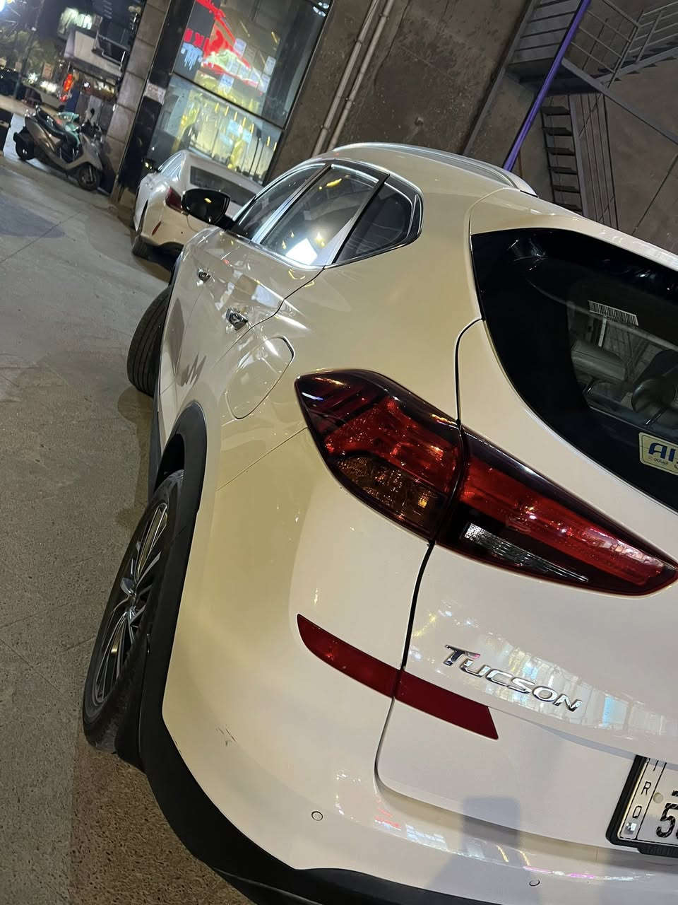 السلام عليكم ورحمة الله وبركاته 
هونداي توكسان للبيع موديل 2019 خليجي كفاله عامه عدا الدعامية الخلفيه بيها صبغ صدر حداديه مكينه كير كفاله بحاله الشركه تخم تاير موصفاتها نص فول رقم بغداد الجديد با اسمي 
ماشيه 123 K طبعا بيها كم خدش ورصعه حتا بسيطات مالات شارع عارضها 184 وبيها مجال هذا رقمي 
***********
