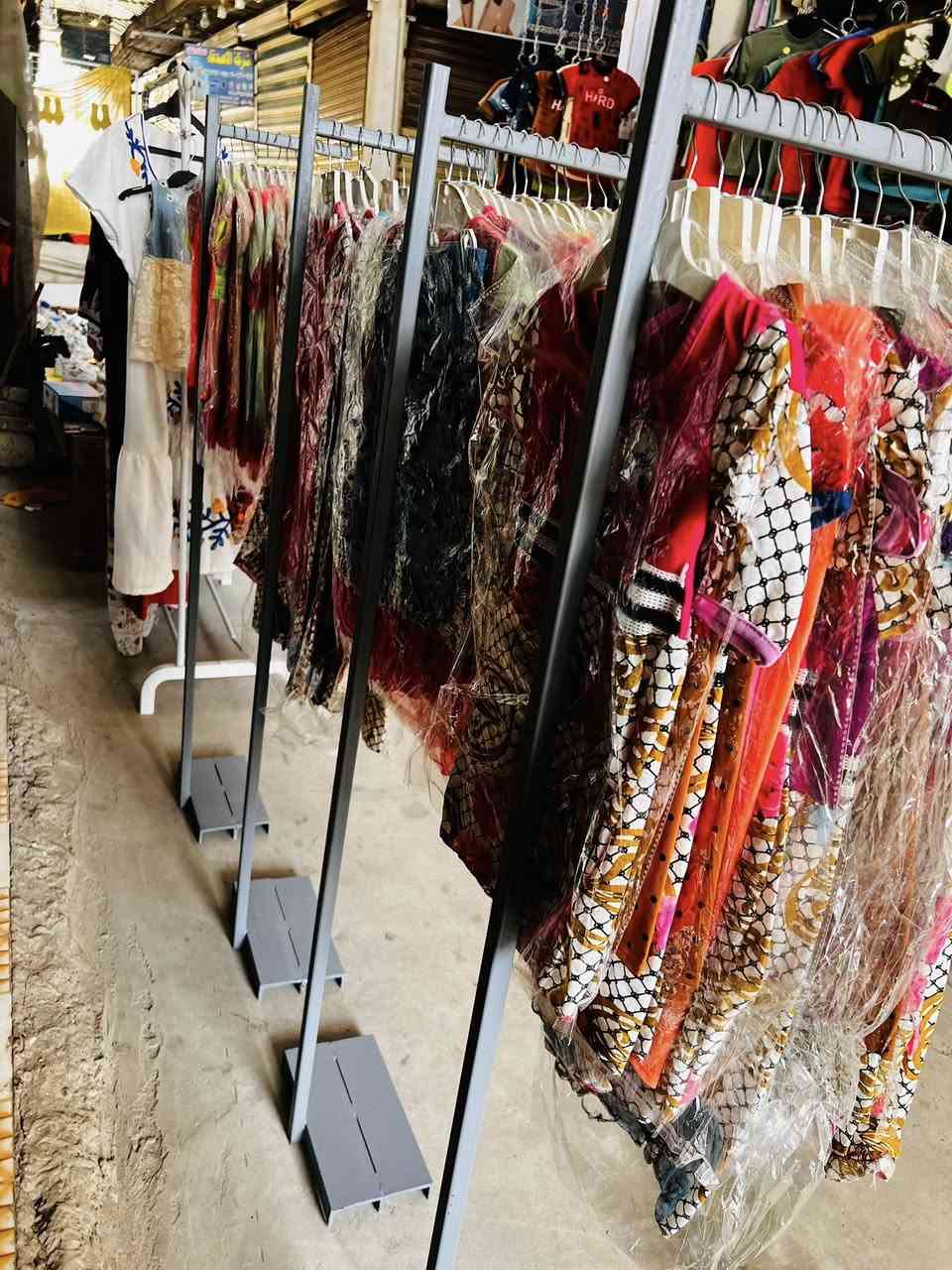 عندي ستانات بهذا الشكل الي بالصورة
الارتفاع متر ونص عندي 10 قطع الي تفيدة يراسلني
مال محل مال ديكور كلش مرتب وثقيل 
***********
