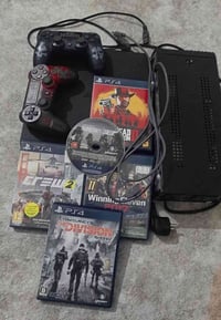 بلايستيشن 4 • ٥ اقراص • ٢ جوستك اصلية