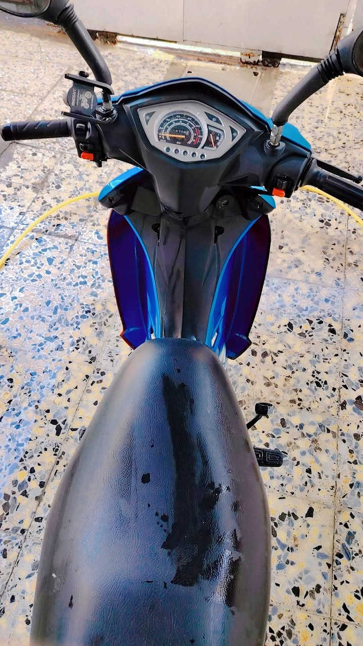 🏍️ للبيع: دراجة RAVAN بحالة ممتازة - مظهر رياضي وأداء قوي
​التفاصيل:
​الماركة: رافان (RAVAN).
​اللون: أزرق ملكي مع لمسات رياضية باللونين الأبيض والأسود.
​الحالة العامة: الدراجة نظيفة جداً كما هو موضح في الصور، الهيكل سليم والمحرك يعمل بكفاءة عالية.
​المميزات: اقصادية جداً للاستخدام اليومي

​تصميم عصري وانسيابي مريح للقيادة اليومية.
​إطارات بحالة جيدة جداً مع جنوط رياضية مميزة بخطوط حمراء.
​اقتصادية جداً في استهلاك الوقود.
​مزودة بمسند (كهربائي) مزدوج لثبات أفضل عند الركن.

السعر ⭕550 قفل
 للتواصل واتساب او اتصال ***********
