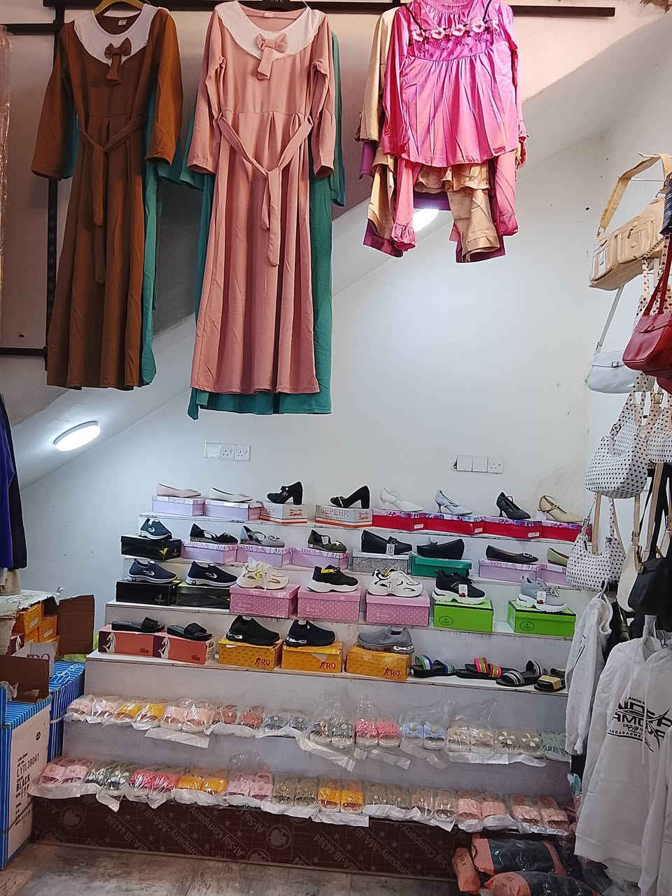 المحل للبيع بسعر مناسب الاتصال
***********
