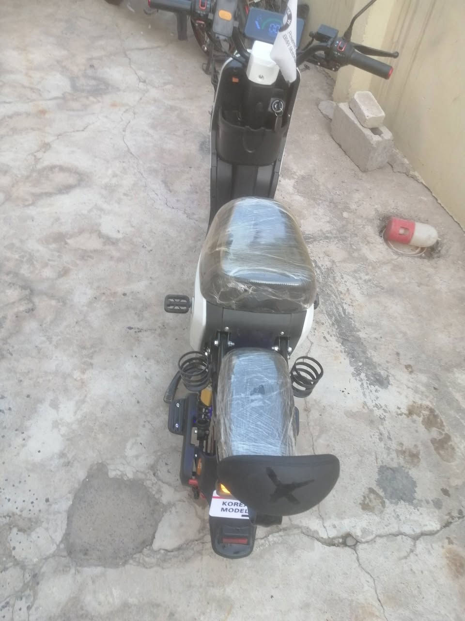 🛑ماطور {R8} ...2025🛵
🛑باب اول الاصلي{نوع ولي}👌
🛑يحتوي خمس بطارية كبيرة الحجم{32}فولت وبحالة جيدة جداً  بل اضافة الى شاحنة اصلية
🛑ملف1500
🛑شاشة بلوتوث +سماعة بلوتوث🎧
🛑دبل وقافية جانبية وخلفية🦯
🛑كهربائيات كلها شغالة💯
🛑لايت زينول عالي ناصي 🫵
🛑اشاير يمين يسار +دبل اشارة▶️◀️ 
🛑لد محيط بل لايت متغير الالوان 🌈
🛑بك لايت متغير الالوان 🌈
🛑لدات فوق التايات متغيرة الالوان🌈
🛑استاند تلفون📳 
🛑ويحوي أيضاً زوج مرايات وذراع بايدار 
🛑النضافة كدام العين 
🛑السعر475

🛑العنوان موصل الجانب الايمن دورت اليرموك


**إذا كنت صاحب هذا الإعلان وتريد حذفه لأي سبب، رجاءا أرسل رسالة إلى الدعم الفني**