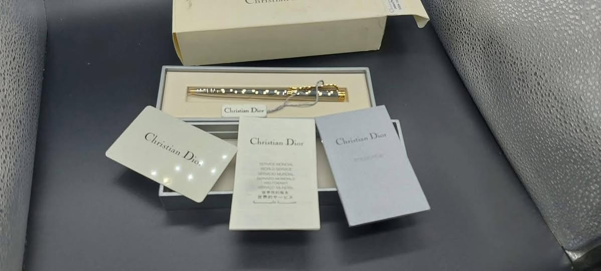 Brand new never used 

✨ قلم Dior الكلاسيكي ✨

تحفة تجمع بين الأناقة الفرنسية والفخامة الخالدة ♥️

تصميم معدني بخطوط دقيقة ولمسات ذهبية راقية تحمل توقيع Dior المميز⭐

  جديد لم يستخدم ، كامل بمشتملاته 

لمن يؤمن أن التفاصيل الصغيرة هي التي تصنع الفرق الكبير.

🖋️ Dior – فخامة تُكتب بها قصتك.


**إذا كنت صاحب هذا الإعلان وتريد حذفه لأي سبب، رجاءا أرسل رسالة إلى الدعم الفني**