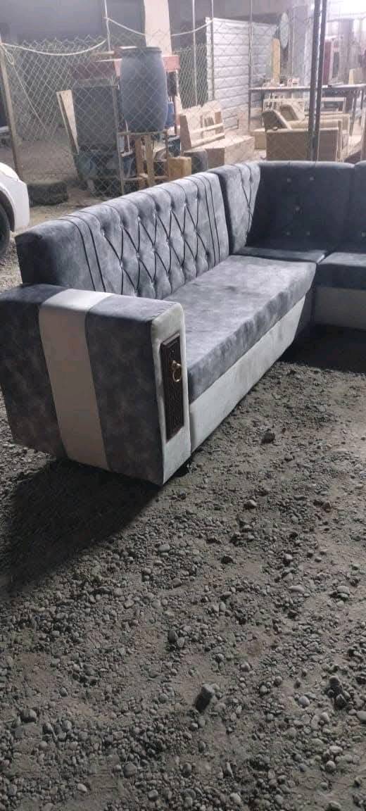 معمل ومعرض الساعدي للديوان التركي. 

..........
10 مقاعد يعني 5 قطع  وذا ما اجاك مثل الي بل صوره رجعه بيد المندوب  الخشب ممتاز جدا يحتوي على بلوك ومضغوط يعني. الديوان اخذه دبج عليه  وبي ضمان سنتين من المعمل  وكل هذا وبسعر 450 الف + 6 كوشات هديه 