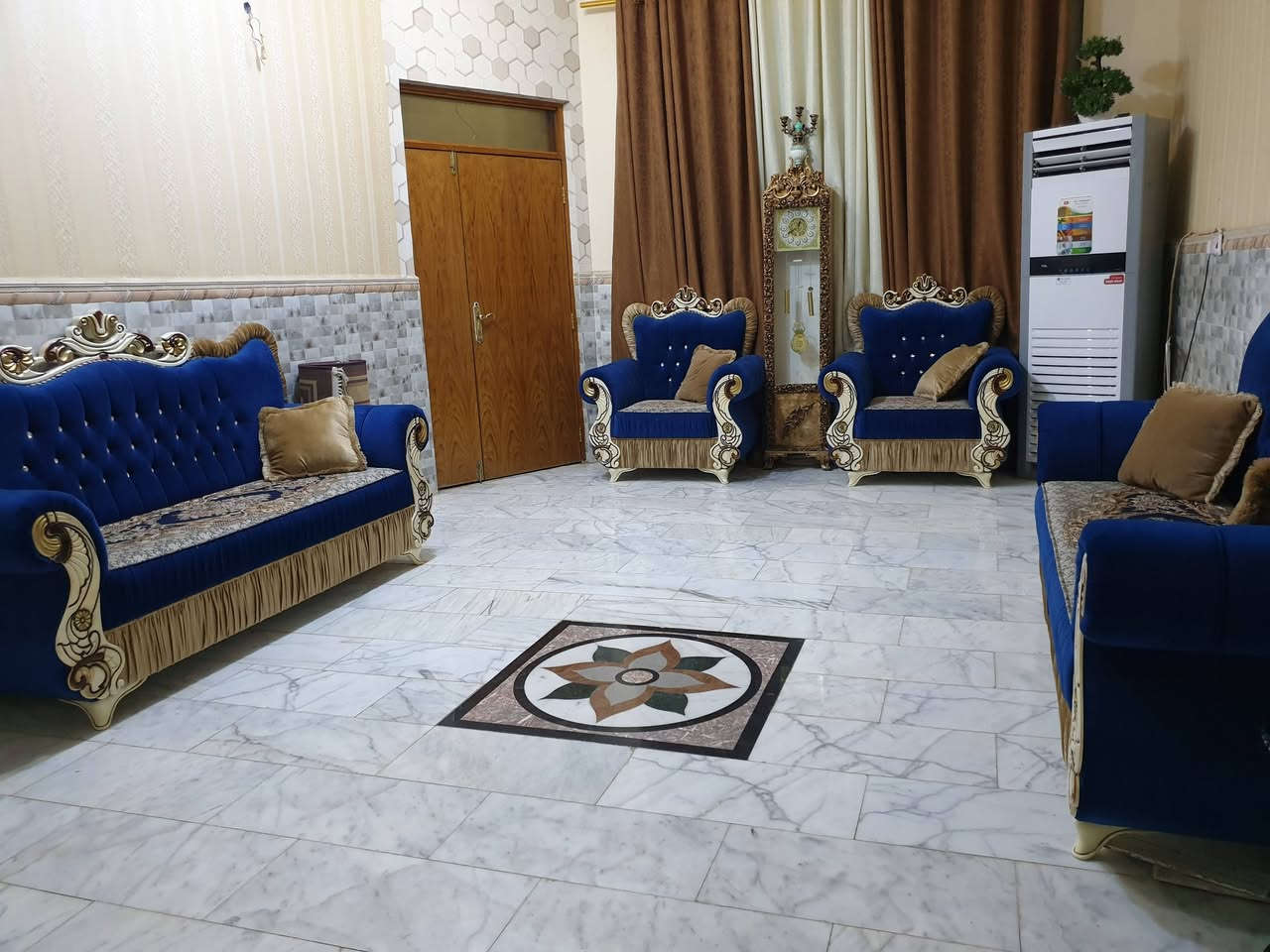 السلام عليكم
بيت للإيجار بحي الجامعة 
مربع الذهبي مساحة ٢٠٠ متر طابقين
 ***********
