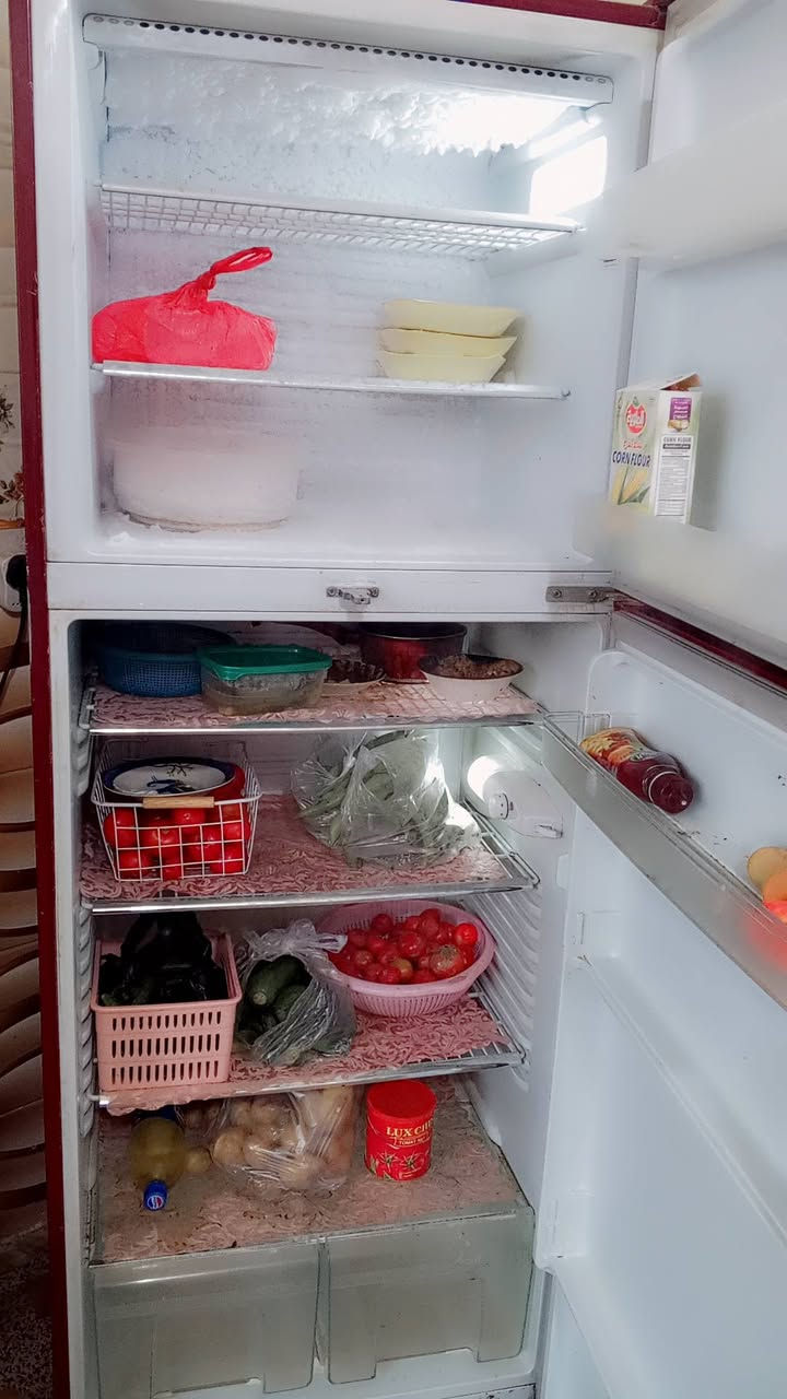 السلام عليكم اغراض للبيع ثلاجه رويال حجم كبير غساله سامسونج اوتوماتيك 12 كيلو مكان الدوره شارع 60 للتواصل على هذا الرقم ***********
