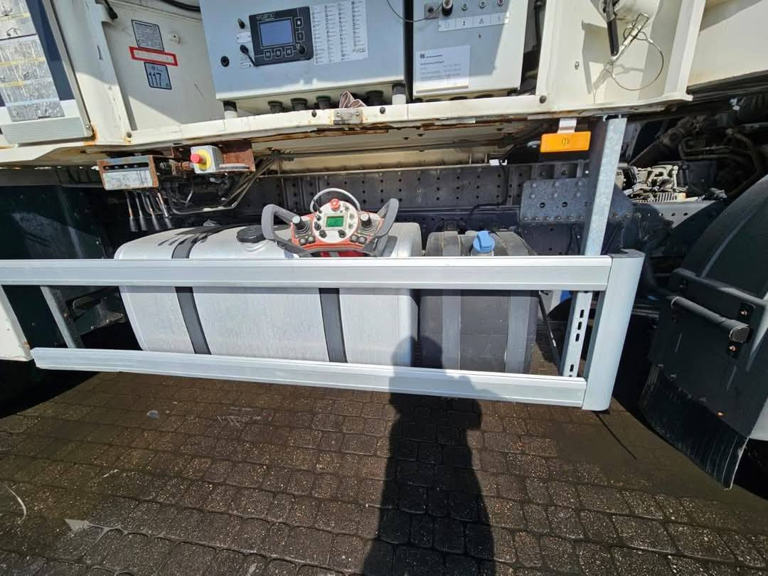 ماكينة ألمانية!!
العلامة التجارية: Putzmeister / Mercedes 

نوع الماكينة: Putzmeister M36/4 

سنة الإنتاج: 2014 
السعر ٨٥الف دولار شامل الكمرك والشحن والضريبه مدة الوصول ٢٥يوم بعد الاتفاق 

ا: Mercedes-Benz 

نوع الهيكل: Actros 2641 

نوع المضخة: BSF 36-4.16 HLS 

ذراع الرافعة: 4 أذرع / 36 مترًا 
دبل مضخه شوط طويل
حجم 230
مكفول من كلشي


**إذا كنت صاحب هذا الإعلان وتريد حذفه لأي سبب، رجاءا أرسل رسالة إلى الدعم الفني**