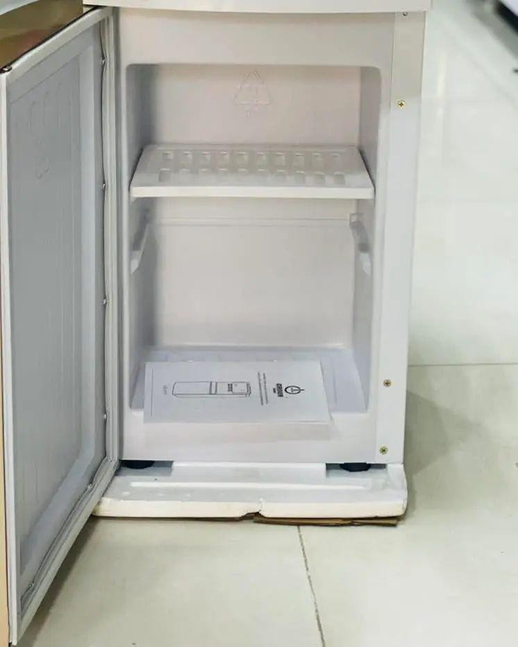 ابراد مياه من شركة كراون الاصلية
الوصف: موزع مياه (Water Dispenser) بتصميم أنيق وعملي الوصف: موزع مياه عصري يجمع بين الشكل الجذاب والأداء العالي، مزود بثلاثة مخارج للمياه (حار – بارد – عادي)  ثلاث درجات للمياه: حار، بارد، وعادي 🔥❄️ تبريد وتسخين سريع وفعال 🎛️ أزرار تحكم سهلة الاستخدام 🧼 خزان داخلي صحي وآمن 🔇 تشغيل هادئ مناسب للمنزل أو المكتب 🧴 حجرة سفلية للتخزين أو وضع قارورة المياه الاستخدامات: مثالي للمنازل، المكاتب، المحلات، والعيادات
يتوفر خدمة توصيل لجميع المحافظات بغداد, العراق


**إذا كنت صاحب هذا الإعلان وتريد حذفه لأي سبب، رجاءا أرسل رسالة إلى الدعم الفني**