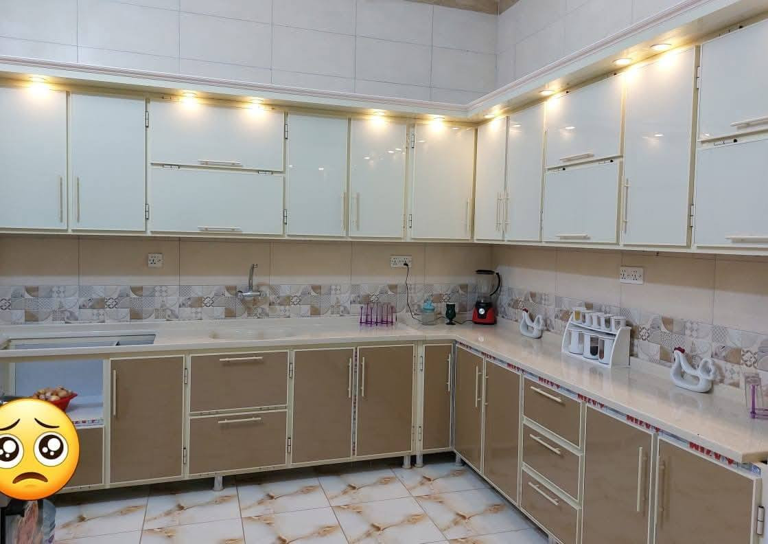 #هااام_جداً
بيت ( للبيع ) بناء حديث . طابقين صب كونكريتي !
المساحة ( 100 ) متر طابقين [ 5 × 20 ]
يتكون البيت من الطابق الاول ( طرمة/ وصحية و استقبال وصالة وصحية ومطبخ ومنور فقط بدون غرفة )
الطابق الثاني ( غرفتين كبيرة وصالة وصحية صعوداً للبيتونة والسطح ) للتنويه ......
ملاحظة : البيت فيه طابو زراعي حق التصرف نموذج 25 وفيه قرار محكمة اصولي ، ومكاتبات رسمية ، وضمن موقع التمليك الحكومي ،
الخدمات فووول [ كهرباء وانارة ، و ماء و مجاري و الايام القادمة ستشهد أرصفة وتبليط ) وعرض المنطقة ( 12 ) مرغوبة وعريضة جدا ويعتبر خامس بيت بالفرع ، والفرع يعتبر واجهة سدة دور النفط ، يسمى فرع الصكور بيت بلعوط .
الموقع : ميسان العمارة ، سدة دور النفط ، في المنتصف قريبة على أقصور بيت حجي جاسم ، بالقرب من دونمات الشيخ سعد البهادلي المسيجة النموذجية . 
لا تسأل على السعر اذا ما تجي واتشوف اذا صدك شراي أصلي ،
هاتف : *********** / محمد ابو ادم .....
