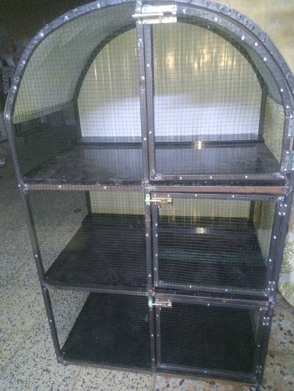 هذا قفص حديث ومتين متعدد الطبقات مناسب لتربية الطيور أو الحيوانات الصغيرة. يحتوي على تصميم شبكي يضمن التهوية الجيدة وسهولة التنظيف. القفص مجهز بعجلات لسهولة النقل، وهو مناسب للاستخدام الداخلي والخارجي. فرصة رائعة لمحبي تربية الطيور والحيوانات.

