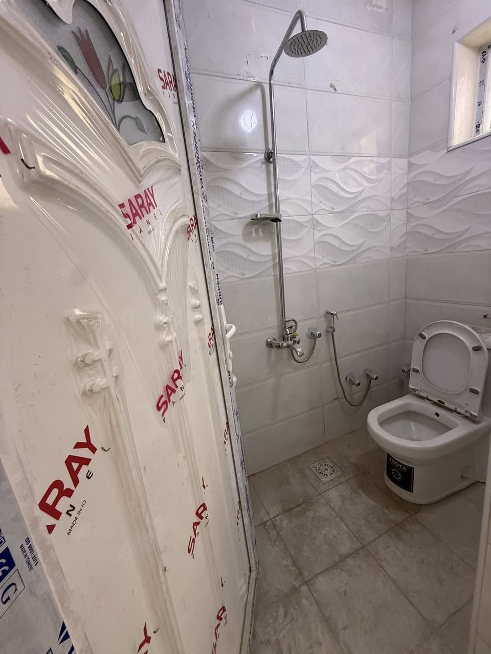 للبيع 80م طابق ونص بناء حديث زيرو 
غرفتين وصالة ومطبخ وخدمات السعر 145 
للاستفسار الاتصال ***********
