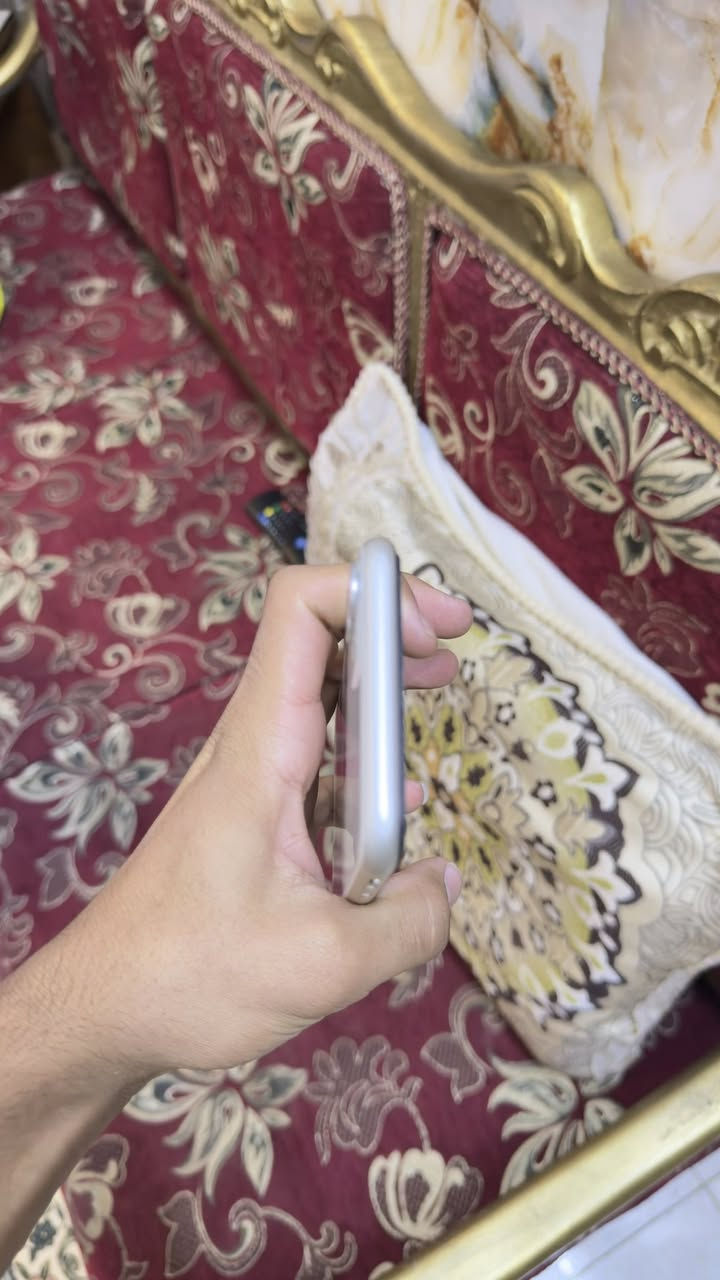 السلام عليكم ايفون 11 عادي  ذاكره 128 بطاريه 70 تلفون جديد لا زلغ بي ولا شخط وصوره موجوده كدامكم سعره 250  موجود خاص رقم ***********
