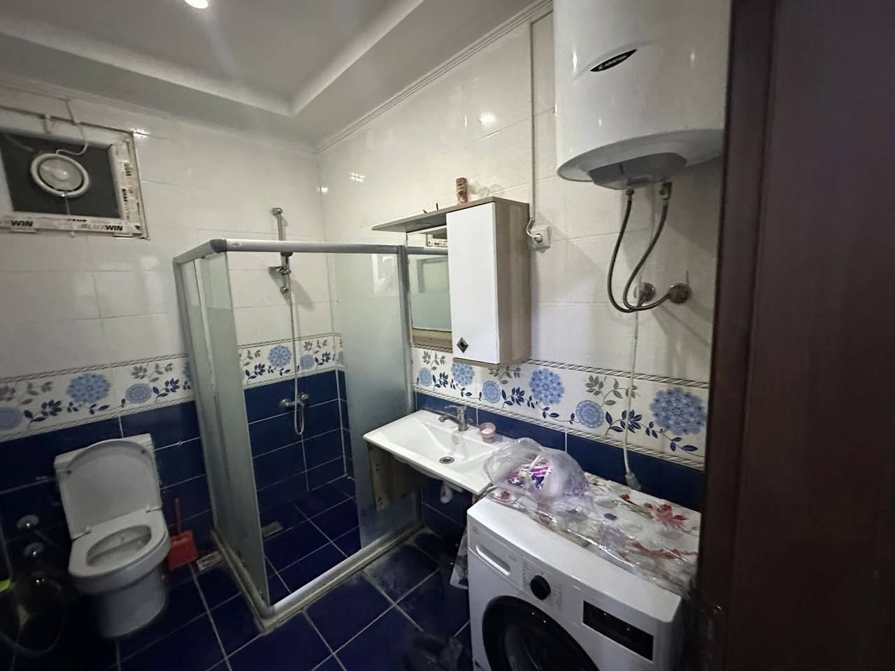 عرض جديد وحصري... 
■ شقه للبيع في مجمع روز تاور الشقة #موؤثثة بلكامل 
■ مساحه 85 م 
■ ١+١ غرفه وصاله 
■ مطبخ مفصول وصحيات
■ مجهزه الشقه سبالت عدد٢ وكونترات
■ ارضيه باركيه
■ خدمات المجمع كهرباء وماء ٢٤ ساعه سكيورتي
■ مساحات خضراء 
■ موقع المجمع مجاور شقق بلاص لايف طريق كويه
■ للإستفسار ***********
