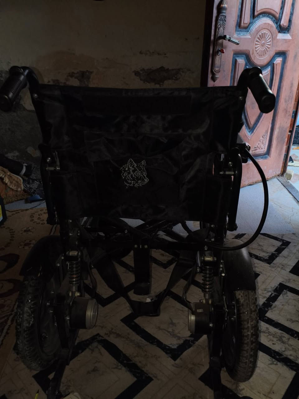 كرسي كهربائيّ مستعمل شهر نضيف كلش يطبك وينحط بلسياره بسهوله سعره 450بيه مجال العنوان بصره شارع ميثاق تواصل ***********
