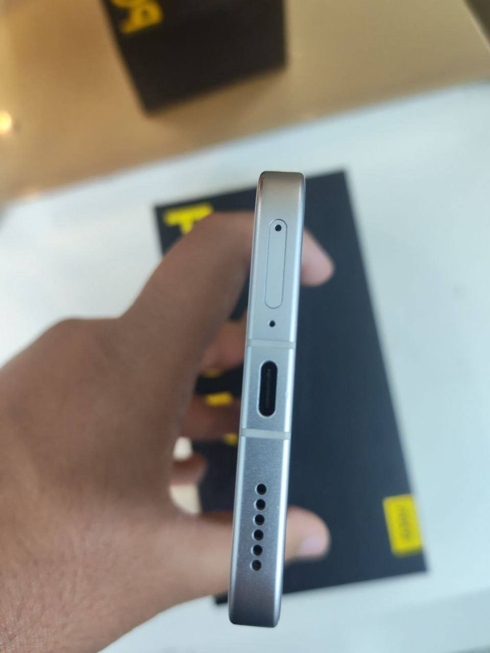 للبيع POCO F7 أبيض 512GB
الجهاز نظيف جدًا جدًا، استعمال شخصي ومحافظ عليه، ما داخل صيانة ولا مفتوح أبدًا، كلشي بيه شغال 100% .
✨ اللون أبيض
✨ سعة 512GB
✨ بطارية ممتازة
✨ أداء قوي وسريع جدًا
✨ نظافة ممتازة
✨ وياه الكرتونة والشاحن الأصلي 
💵 المطلوب 500 ألف بيه مجال بسيط للشراي 
📍 مكاني الموصل و اكدر اجيك على الجامعة 
📬 للتواصل: الخاص مفتوح للشراي، أو تواصل واتساب [***********]
