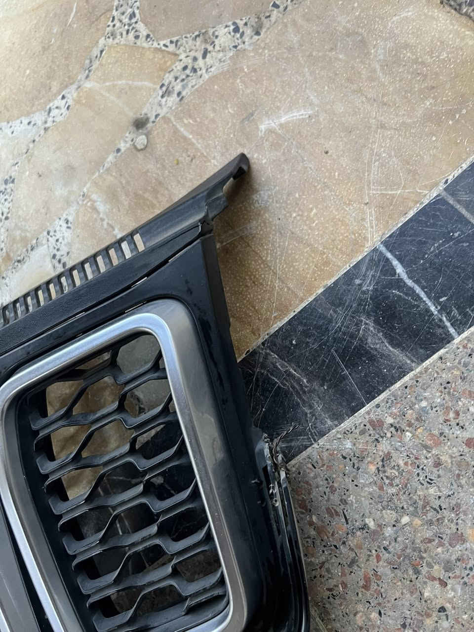 سلام عليكم شباب عندي شباك جيب لاريدو بس بس هذي الأضرار قيم و اعلى سعر أبيعه للاستفسار ***********
