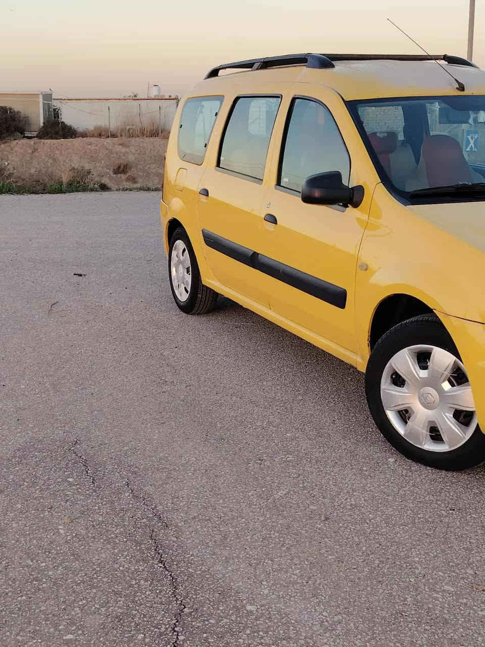 السلام عليكم سياره للبيع رينو 7راكب موديل 20012 مكينه جديده كير جديد حداديه جديده تخم تاير جديد مشط جديد سياره حلوه مامتعوبه خير من الله سياره كفاله عامه من ضربه وتبديل وصبغ سياره ماعايزه شي رقمه انكليزي بغداد بسمي السعر 65 وينه مجال شراي ينتصل وبي خير ويدلل للاستفسار عل رقم ***********مكانه الدوانيه غماس
