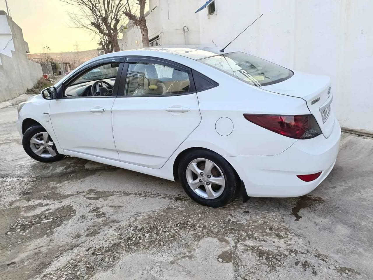 هوندا اکسێنت مۆدێل 2012
کێر تۆماتیك و عادیە مەکینە16ی گەورەیە
ناوزەردە وچام کارەبایە گێر و مەکینەی بەشەرت مەکینەی نەکراوەتەوە رەقەم باریکە سەنەوی و هەزەی نوێیە
جەمپێکی خەفیفی پشتی هەیە پێشی کەپسە پارچەك و هەردوو دۆسەی سبوغە سعری 99 مەجال 
بۆ پەیوەندی***********  
*********** ڤایبەر شقلاوة, أربيل
