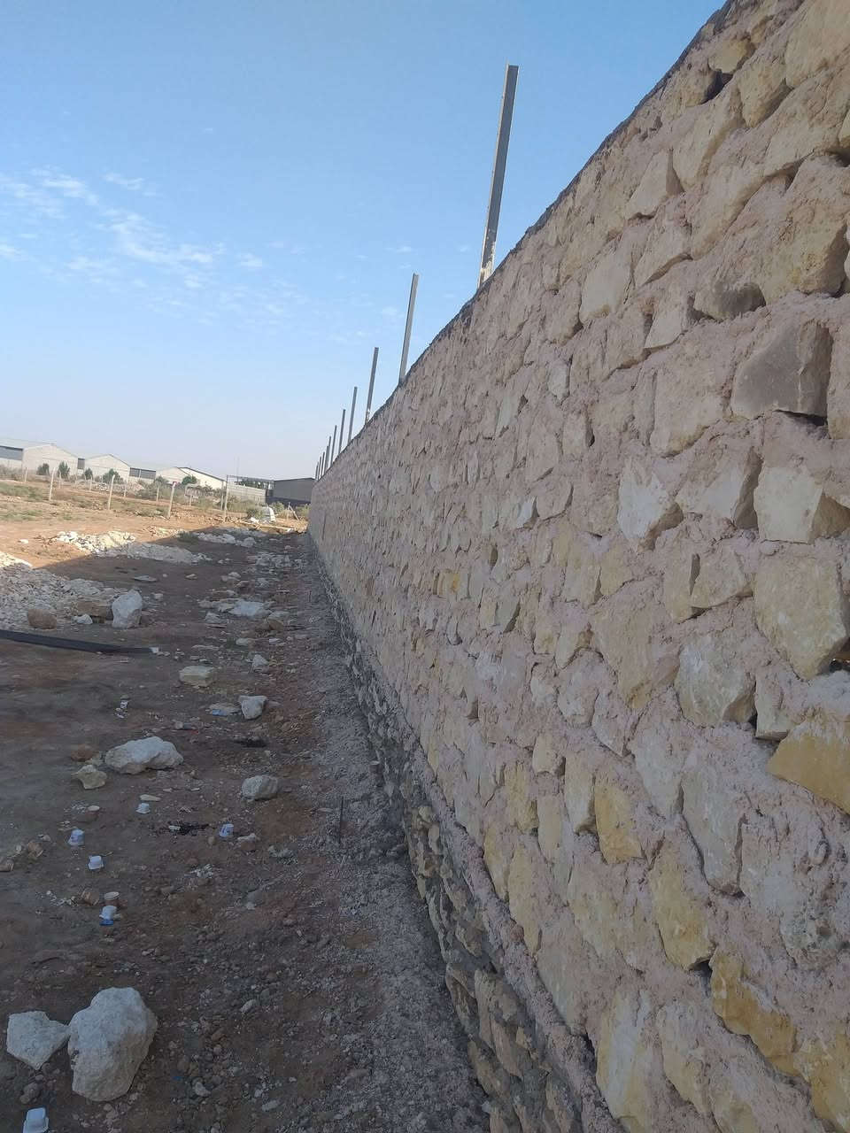 عمل بناء حجر درجه اولى وعملنا بما يرضي الله عزوجل ومثل ماشوفون بالصور والله شاهد على  كلامي نعمل في جميع المحافظات نعمل على المتر والمكطوعه وبيكم خير وتدللون الاستفسار نفس الصفحه او الاتصال بالرقم *********** ونشالله عد حسن ضنكم
