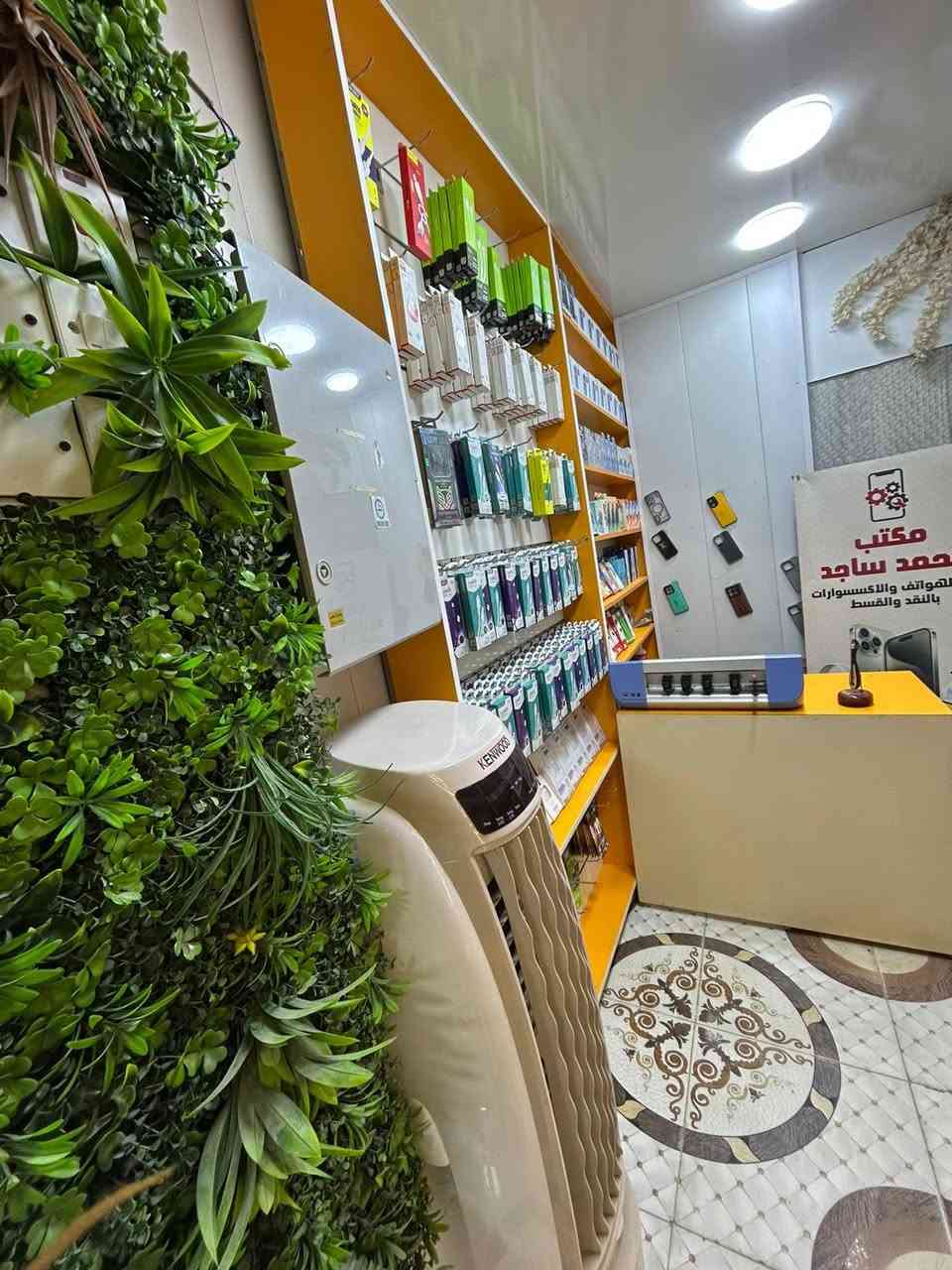 السلام عليكم
محل تلفونات للبيع
المحل كامل ديكور وملتزمات المحل
مسواك بي خير من الله
باترينه جام خانه 
المحل كامل مكمل مابي اي نقص 
بس انطيك مفاتيح وتفتح 
موقع المحل سوق المفرق بدايته قرب جسر المشاه 
سببب البيع عدم التفرغ معاميل بي خير من الله
السعر خاص او الاستفسار علئ
***********
