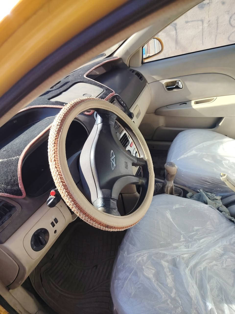 السلام وعليكم تكسي للبيع مشروع وطني سنويه جديده نقابه مصفره جديده 2011 سعر 35 وبيه مجال الرقم ***********
***********
