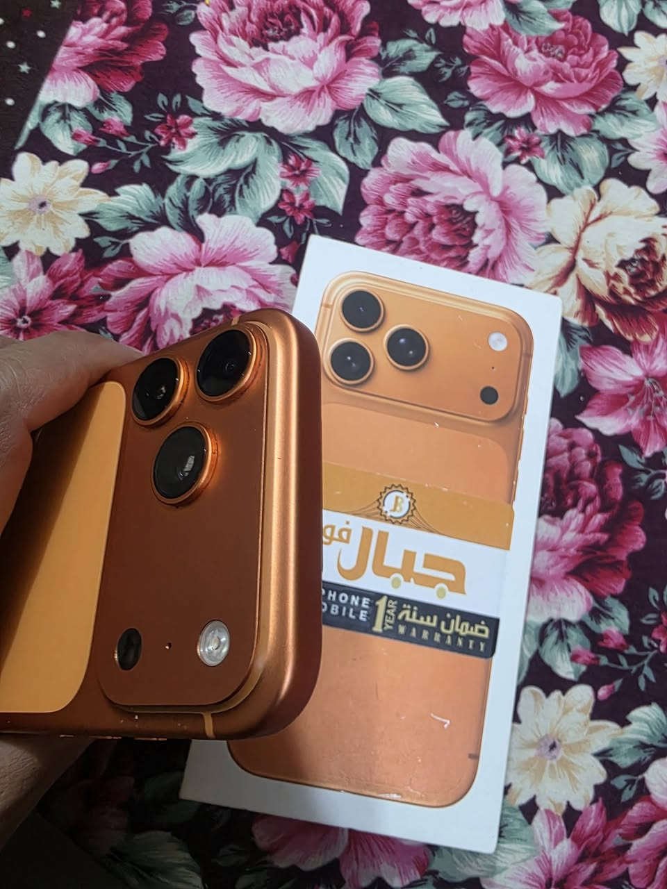 السلام عليكم للبيع ايفون 17 برو ماكس ذاكرة 256 بطارية 🔋 99 غراضة كاملة
نضافة الجهاز 100 %100 
السعر 1850 بي مجال قليل 
الجهاز شريحة سيم كارت مو ايسيم 
عنواني بغداد تقاطع النهروان 

رقمي *********** واتساب خاص متواجد
