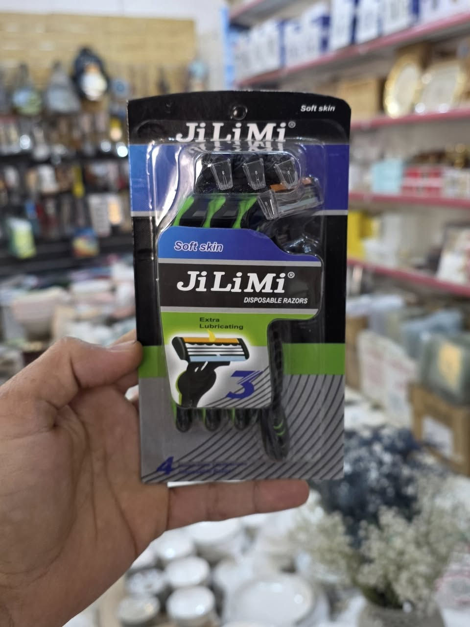 زبائن مجمع زعفران للمواد المنزلية 

وفرنالكم #مكينة_حلاقة 
تقنية الشفرات الثلاثية
توفر حلاقة أنعم وأقرب بعدد أقل من التمريرات مقارنةً بالشفرة المزدوجة ذات شريط ترطيب إضافي يساعد على تقليل تهيج البشرة 
شريط حماية يساعد على منع الخدوش والجروح ويوفر أداء حلاقة أكثر سلاسة 
رأس محوري يتحرك على طول منحنيات الوجه مما يضمن حلاقة أقرب في كل مرة

توصيل الى كافة أنحاء العراق 
للتواصل ***********
#مجمع_زعفران_للمواد_المنزلية_والمطبخ 
#الديوانية_قضاء_عفك_منطقة_العكبة_قرب_كوزمتك_روج
