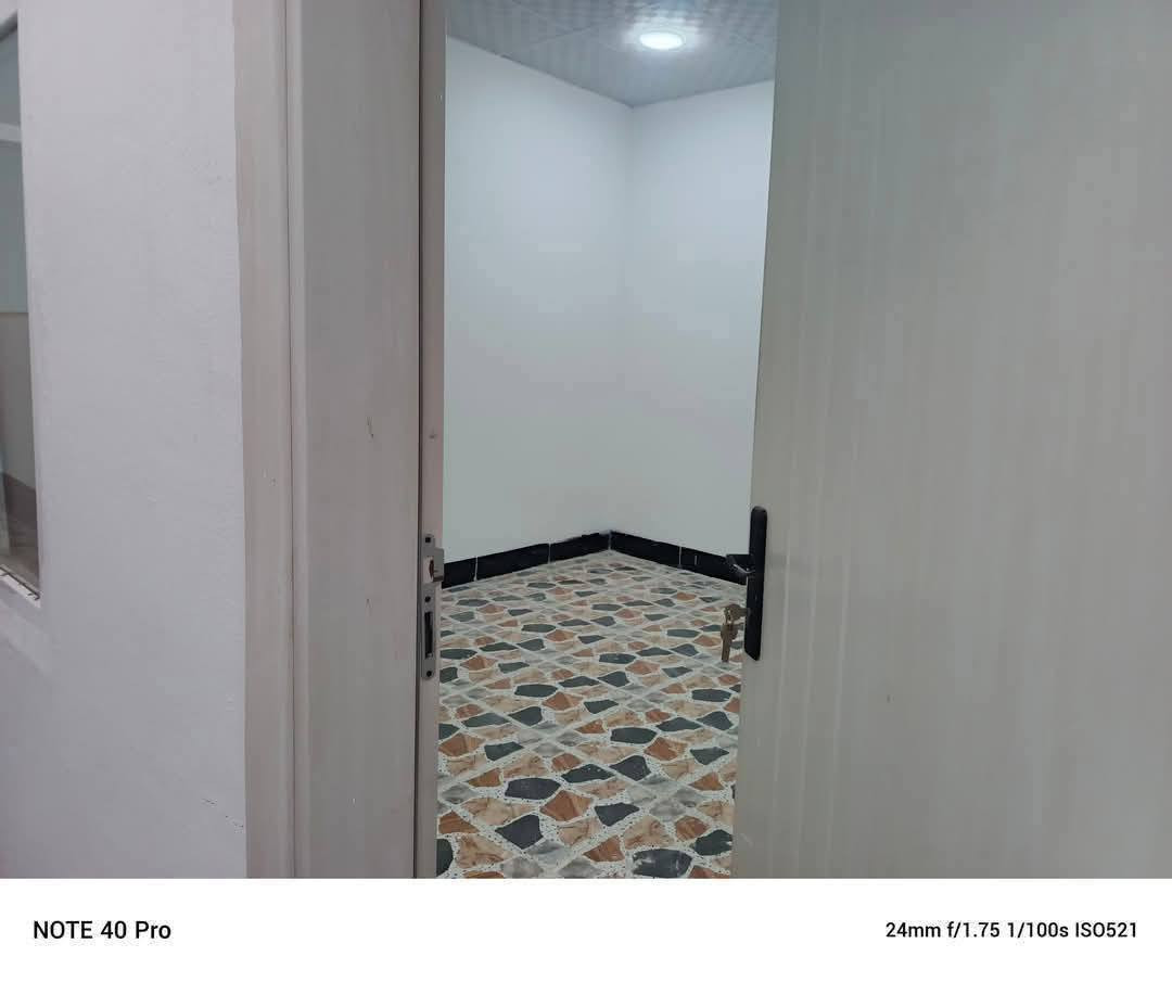 #دار للبيع:--#مساحة 154م--
#موقع:-- بنجاعلي خلف سوك قرب جامع رقيب
⬇⬇⬇⬇
............... 
#بناء فول مواصفات
................... 
#فول سيراميك
............... 
نظام دكت مركزي
................ 
فرع عريض 
............. 
محتويات 
 /غرفتين  نوم+مطبخ+هول +استقبال +صحيات 
كراج 
........................ 
سعر ٣٦ مليون بيه مجال قليل
.............................. 
للاستفسار اتصال عالرقم
 
***********
