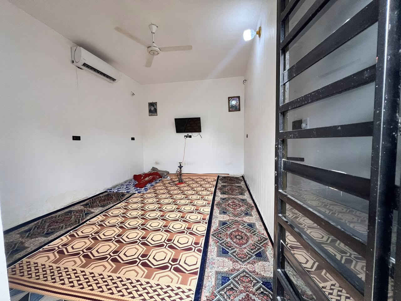 السلام عليكم بيت لبيع مساحه 150متر حي طارق نهايه الوسط قرب مولد بيت المري بيت بنيان حديث 2025استقبال ومطبخ وحمام داخلي وخارجي وغربين نوم كبار ومطبخ حار كبير ومنور مطلع ع اصاله الاستفسار *********** السعر 85
