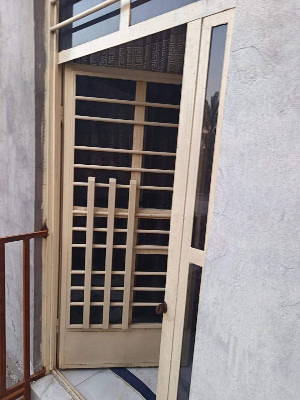العنوان العريفيه مقابل مدرسة كعب بن زهير بيت عقد ٢٥ للبيع مساحه 350 خلفي طابقين كل طابق وحده مؤجر الرضي ٣٥٠ ول طابق الأول ٣٠٠ ايجاره المجموع ٦٥٠ البيت عل شارع العام 
للاستفسار***********

