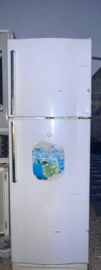 للبيع ثلاجة كبيرة شغالة تجميد خير من الله السعر : 120 وييها مجال  الرق...