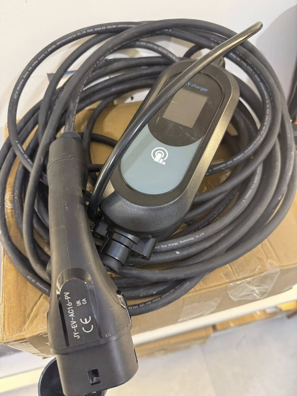 شاحن الأصلي سيارة كهربائية محمول (EV) من طراز JY-EV-AC16-PV.
الميزات: يحتوي على شاشة OLED لعرض حالة الشحن.

النوع: شاحن محمول من المستوى 2.
الشهادات: حاصل على شهادتي CE و UK CA.
الاستخدام: مصمم للشحن من مقبس كهربائي منزلي
راسلني وتساب 
***********
