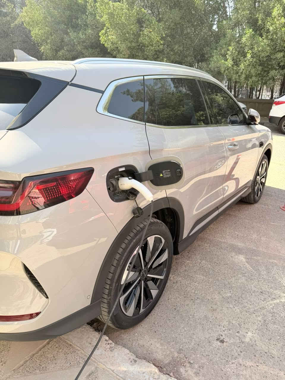 سلام عليكم اخوان .
بي واي دي سونك بلاص موديل 2025 BYD سونك بلاس فول 1/1
byd song Plus 2025

السعر  : 33,250,000 مليون دينار وبيها مجال بسيط .
تواصل : ***********
مكان السيارة : بغداد الكرادة

سياره ماشيه 10 الف كيلو متر .. 
رقم بغداد بأسمي تحويل مباشر 

مكفولة كفالة عامة من كلشي 

السياره كاملة شاشتة منزله برامج و معربه و غراضه كاملة
من ارضيات من فومن منفاخ اطارات و شاحنه الاصلي ..

لون سياره سمنتي داخل السياره ابيض + قهوائي ..
مواصفات : سقف بنوراما جنطه كهرباء كشن كهرباء - 
اوتو بارك 13 كامرة كامرات 360 حساسات 360 امامي خلفي
رادارات 360 قيادة شبه ذاتية كروس مثبت سرعة بريك طوارئ ،
داش كام DVR دخول ذكي و تشغيل ذكي و تشغل عن بعد 
+ فتح الصندوق عن طريق البصمة ، بطارية 120 كيلو الجبيرة الي تدعم الشحن السريع للسيارة وبعد اهواي مواصفات
