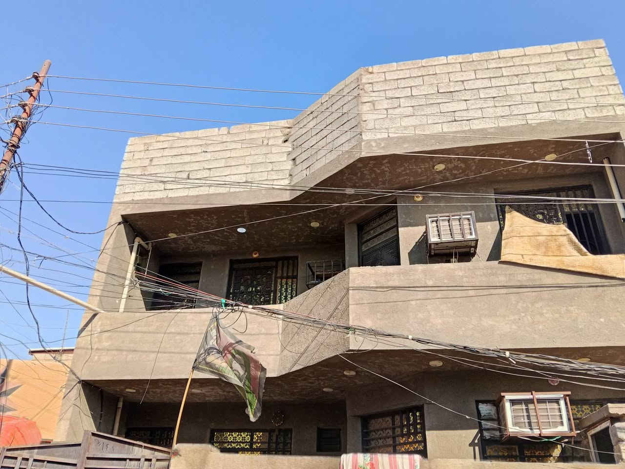 البيت للبيع مساحته 
190متر
البيت يحتوي على ستقبال 
ومطبخ
5غرف
صيحات 2
حمامات2
مناور 2
البيت كاشي جاهز
المكان زعفرانيه دور الصحه 
محله 966زراعي قرب السده الجنابين 
***********
سعر خاص
