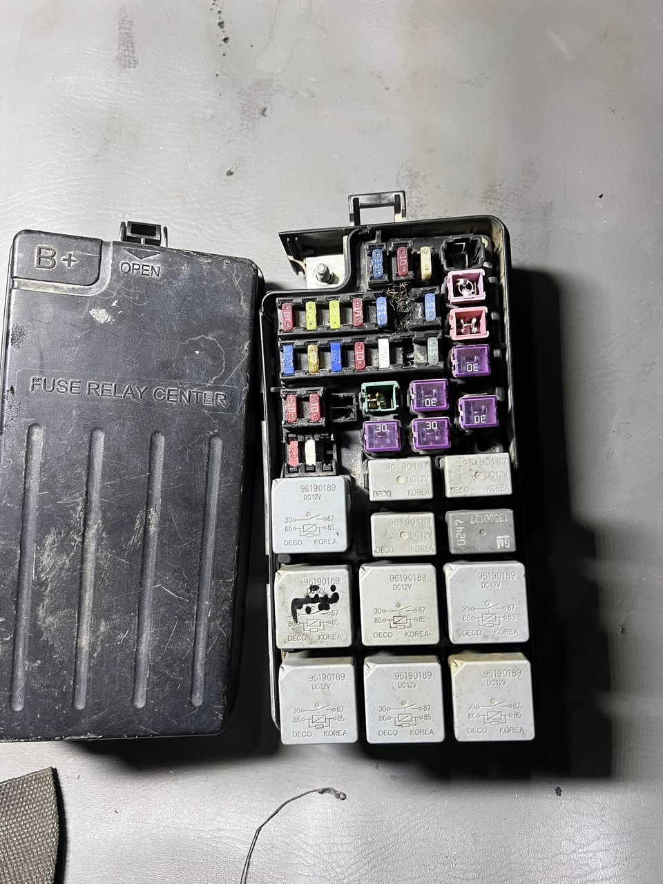 اغراض الي تفيدك يراسلني توصيل جميع المحافضات ٣الاف يدة لايت بس سكنهة ميشتغل كاعدة فيوزات بس مال فيتبم مايعة يسولك بيت مكانهة واشر قبق ولفات اصلي قايش اصلي  حساسات صالنصة اصليات بلكات  اوتماتيك سلف  قاعدة فيت بم طوافك تفصيخ وهية جديدة صيني العلم بدلتهن كلهن وطلع موصوجهة حمادة الساعدي لكة قطع بل حساس مال كرنك. ***********
