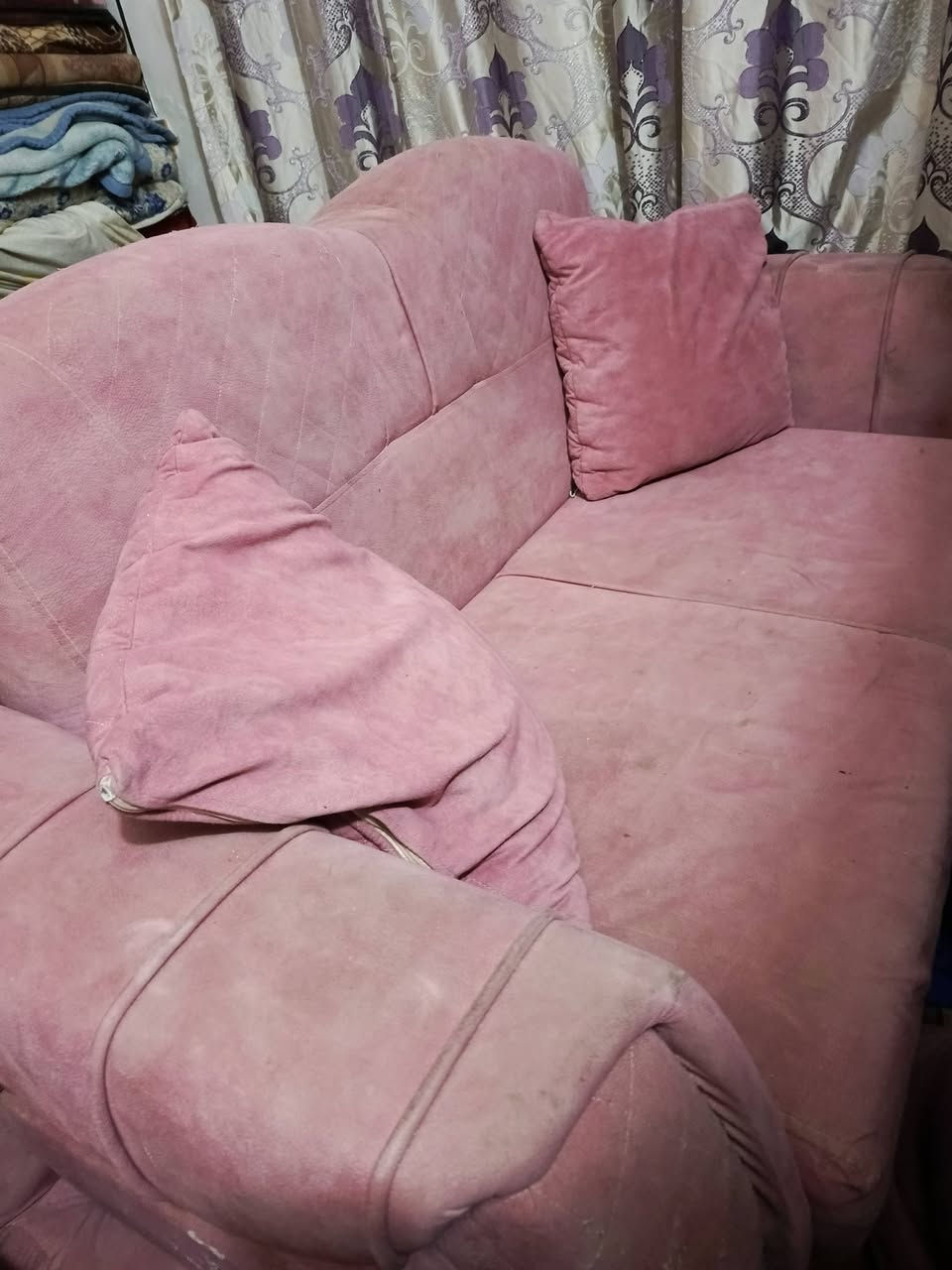 السلام عليكم ديوان للبيع تركي تسكام ثقيل 5قطع ويا 10كوشات السعر 150مكاني كربلاء للاستفسار على الرقم  والخاص مفتوح ***********
